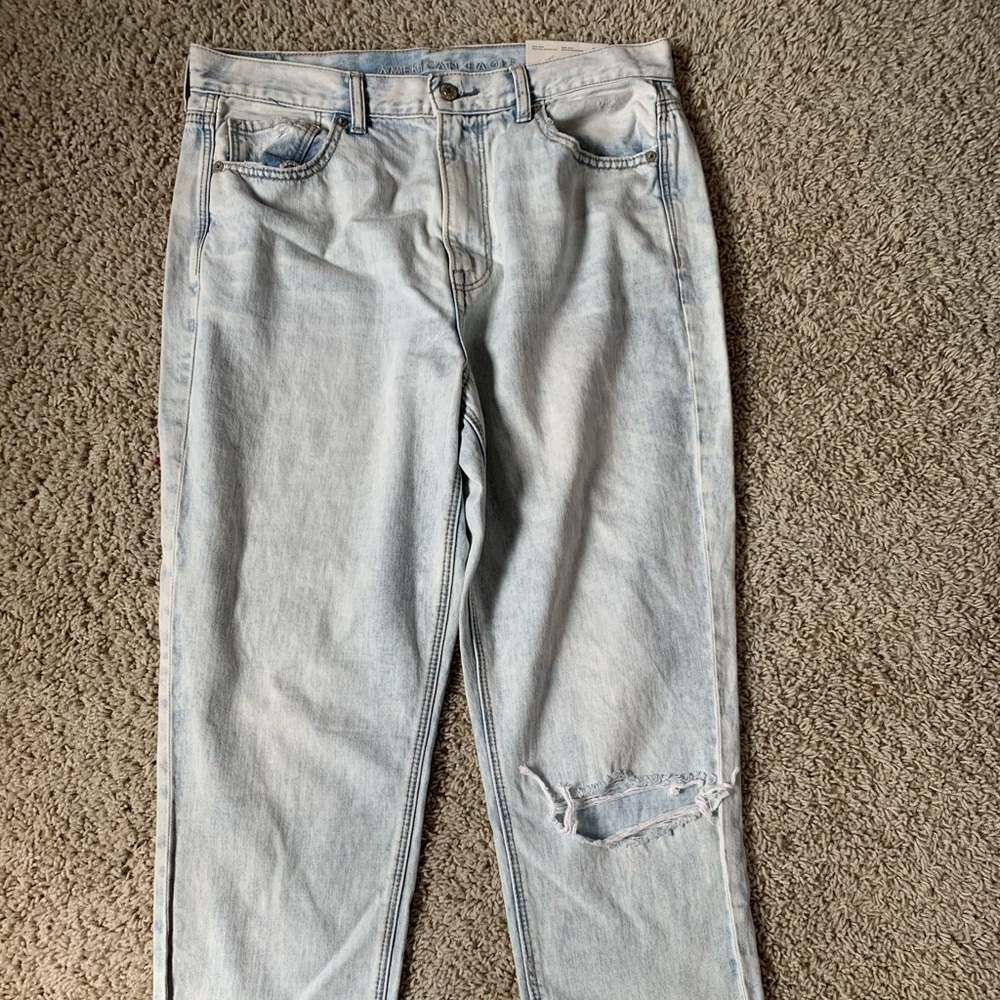 NWT American Eagle Light Wash High Rise Mom Jeans